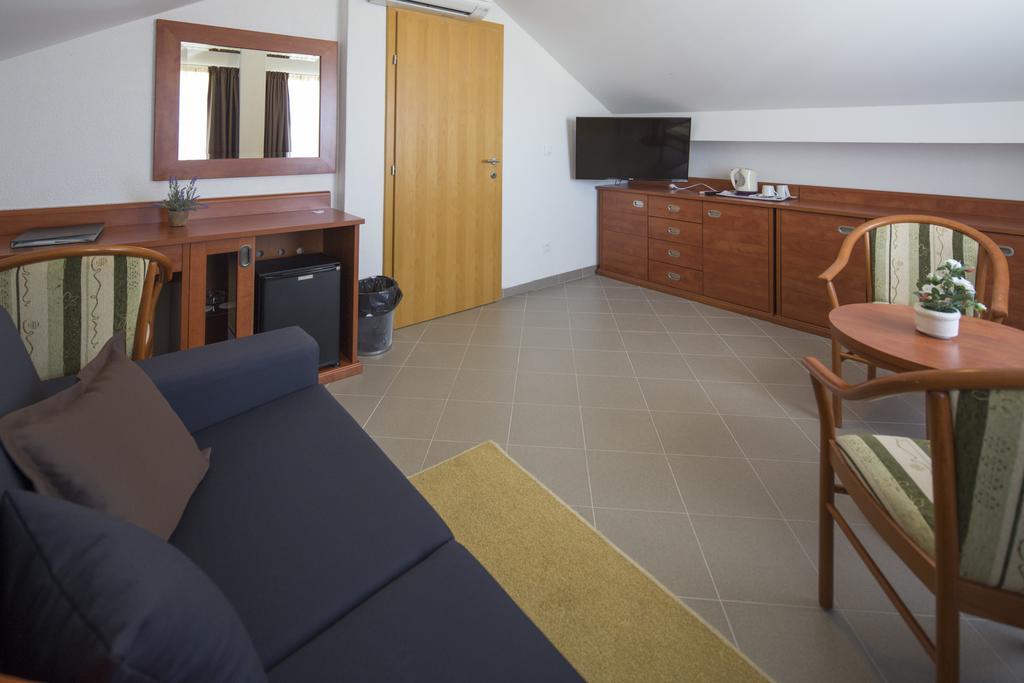 Dorijini Dvori Bed & Breakfast Baska Voda Bagian luar foto