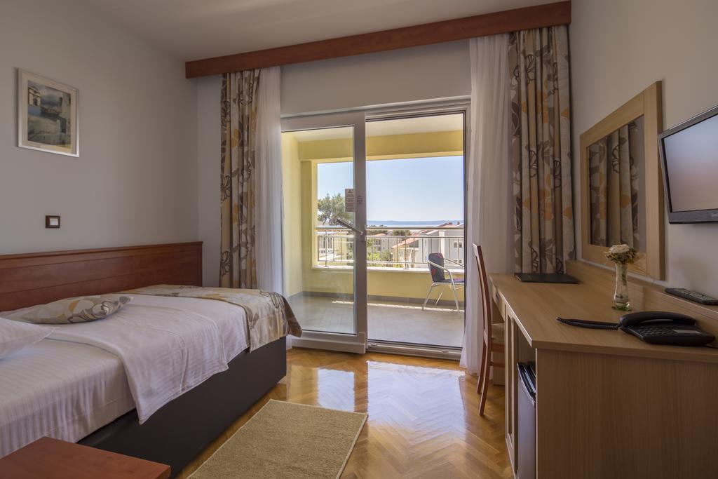 Dorijini Dvori Bed & Breakfast Baska Voda Bagian luar foto